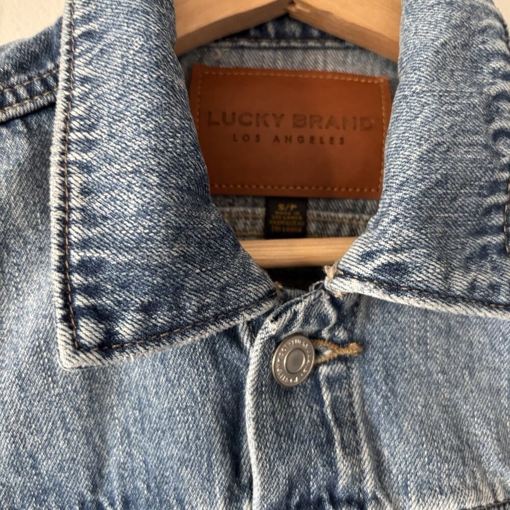 Lucky Brand Denim Tomboy Trucker Jacket Frayed Hem Size Small Boho Casual Grunge - Picture 7 of 14